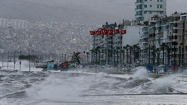 Meteoroloji, yarın öğle saatlerinden itibaren İzmir'de gök gürültülü ve kuvvetli yağışın beklendiğini belirterek, olası olumsuzluklara karşı uyardı.