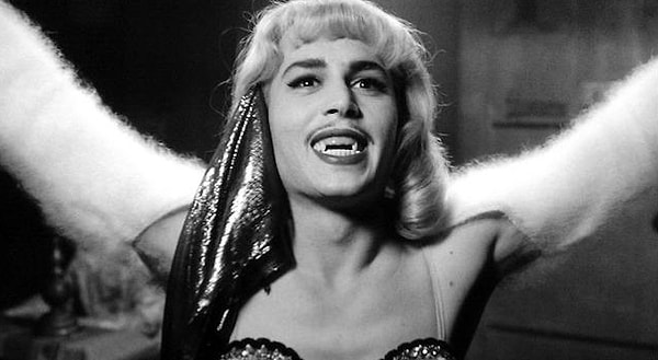 7. А актер, снявшийся в таком образе в фильме "Эд Вуд" - это...