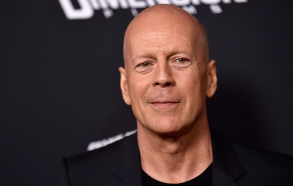 12. Однажды экологческая служба вручила награду Брюсу Уиллису за то, что он очистил часть заболоченного пруда возле своего дома