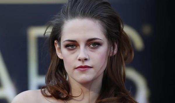 Кристен Стюарт вообще считается королевой RBF. Благодаря этой особенности с ней родилось бесчисленное количество мемов.