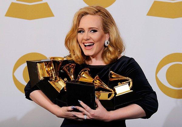 Ünlü şarkıcı Adele ve İngiltere'nin reyting rekorları kıran yarışma programı Love Island'ın sunucu Carole Frank de dördüncü ve beşinci sırayı alıyorlar.
