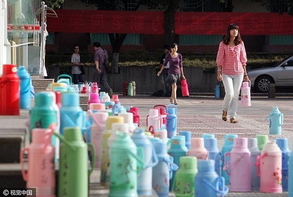 12. Çin'de insanlar genelde yanlarında içerisinde sıcak su bulunan termos taşıyorlar. Sıcak su içmek onları birçok hastalıktan koruyor.
