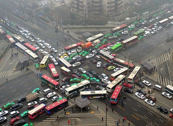 19. Çin'de yollar sürekli kalabalık olduğu için kendilerine göre kuralları var fakat dışarıdan gelen biri için bu kuralları anlamak oldukça zor...