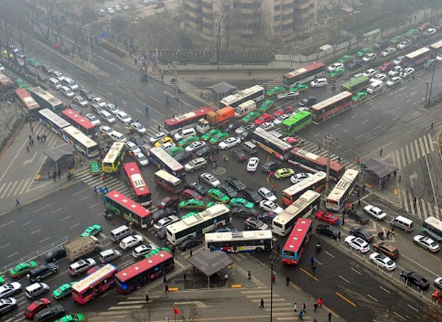 19. Çin'de yollar sürekli kalabalık olduğu için kendilerine göre kuralları var fakat dışarıdan gelen biri için bu kuralları anlamak oldukça zor...