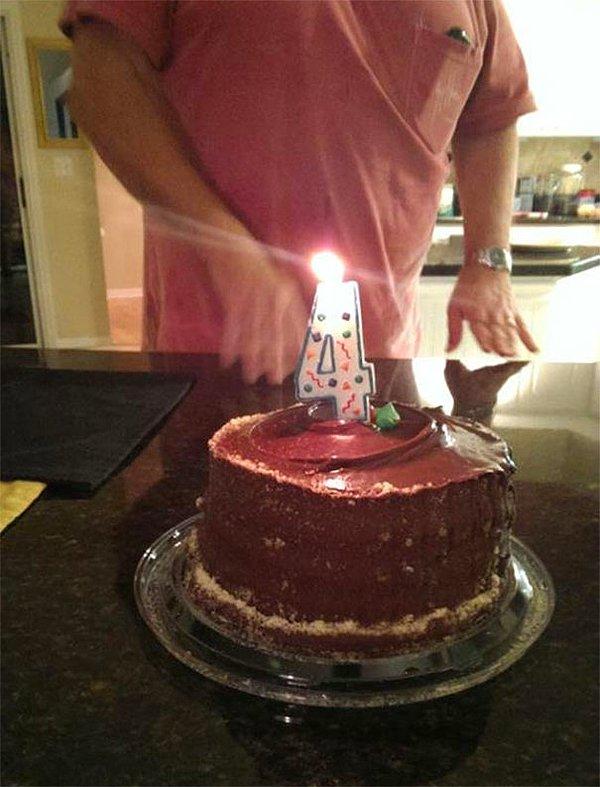 18. "19 yazan mumumuz olmadığı için babam, bu pastanın 4.yaş günü pastam olduğunu söylüyor."
