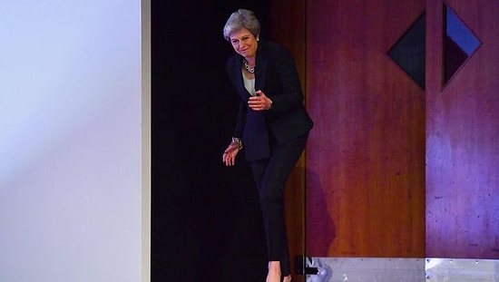 İngiltere Başbakanı Theresa May, Sahneye Çıkarken 'Dancing Queen' Şarkısı Eşliğinde Dans Etti