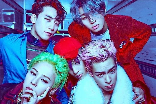 13. BIGBANG üyelerinin sahne isimleri aslında Mark (T.O.P), G-Dragon, Sonic (Seungri), Big Castle (Daesung) ve Taekwon (Taeyang) olacaktı. Neyse ki bu yanlıştan çabuk dönülmüş.
