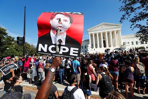 Başkent Washington'da da Kongre önünde toplanan göstericiler, Kavanaugh'un Yüksek Mahkeme adaylığının iptalini istedi.