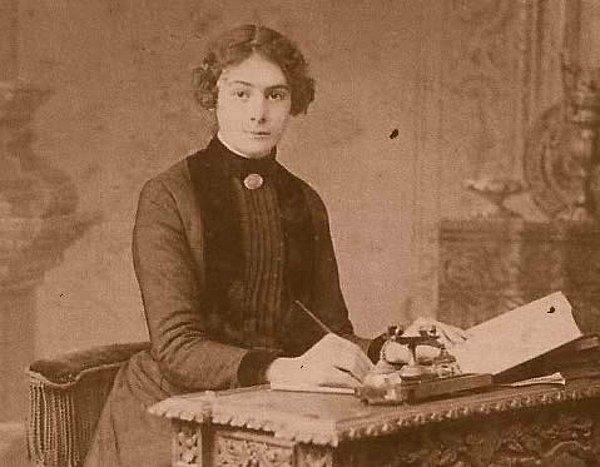 Selma Rıza, 1872’de İstanbul’da 7 çocuklu bir ailenin en küçük kızı olarak dünyaya geldi.