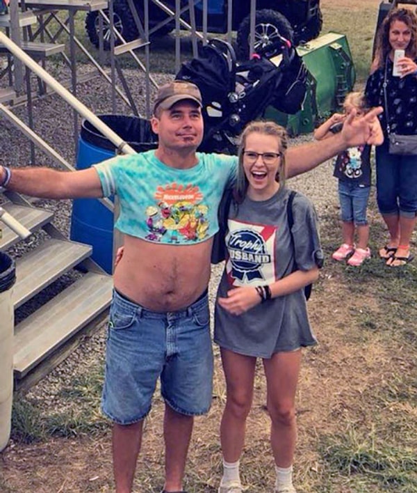 12. "Они поменялись футболками, потому что отцу не понравилось то, что надела его дочь".