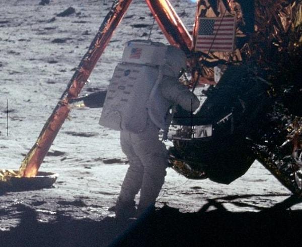 Ayrıca ayak izleri Neil Armstrong'a değil, Buzz Aldrin'e ait!