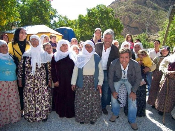 BONUS: Behzat ve Süheyl Uygur kardeşler "Yaşasın Okulumuz" kampanyasına destek verdi.