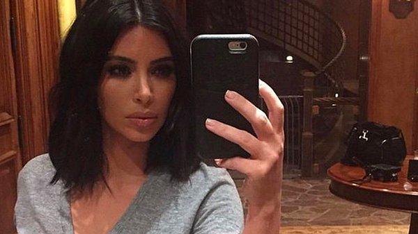 13. Kim Kardashian doktoru bileklerini dinlendirmesi gerektiğini söyleyince selfie'lerini çekmesi için birini tuttu.