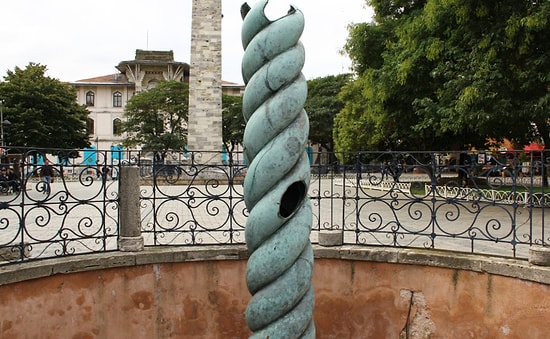 Binlerce Yıldır Doğayla ve İnsanla Mücadele Ediyor: İstanbul'un Simgelerinden 'Yılanlı Sütun' Yok Oluyor