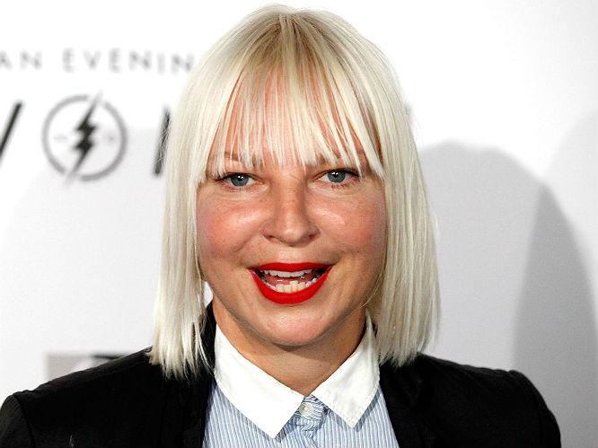 Австралийская певица Sia настолько не любит показывать свое лицо, что даже ...