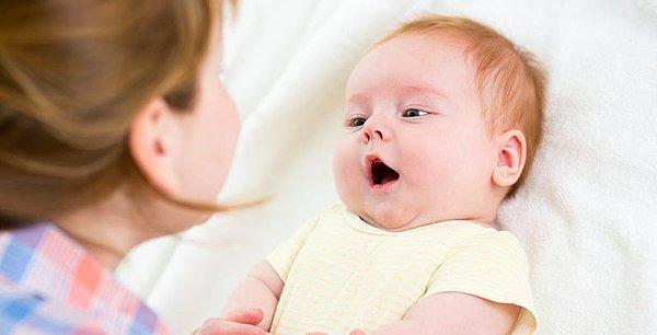 Hepimiz bebeklerle konuşmanın hem eğlenceli olduğunu hem de ebeveyn ile bebek arasındaki bağı güçlendirdiğini biliyoruz.