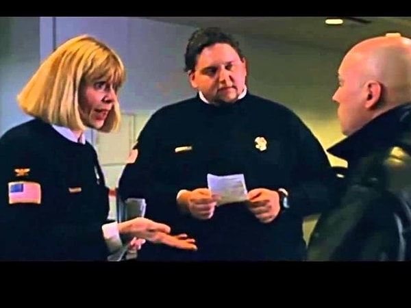 7. О чём Виктора спрашивали на таможне?