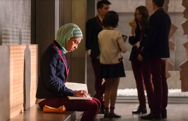 Cool duruşu ve güzelliği ile yeni fenomenimiz olmaya aday: Mina El Hammani (Nadia)