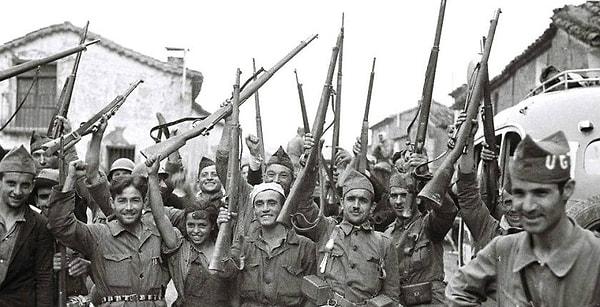 Franco'nun askeri ayaklanmayı ilan eden bildirgesi 18 Temmuz 1936 gününün şafağında, Kanarya Adalarında radyodan yayımlandı; o sabah anakarada ayaklanma başladı.