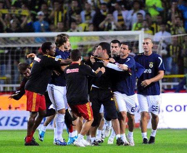 14. Fenerbahçe derbisi öncesi ısınırken rakip takım oyuncusu Baroni'yle kavga etti.