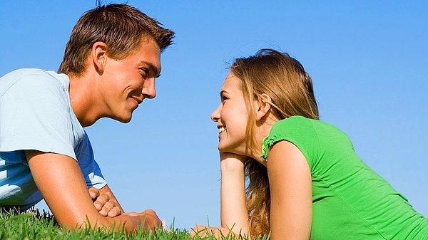 5. Aşk egzersizi diye bir şey gerçekten var: Biriyle 5 dakikadan fazla bir süre gözlerinin içine bakarak bakışmak tarafların birbirine aşık olma güdüsünü harekete geçirebiliyor. Şaka gibi!