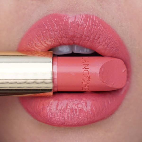 16. Среднестатистическая женщина за свою жизнь съедает около 300 г (около 90 штук) помады.