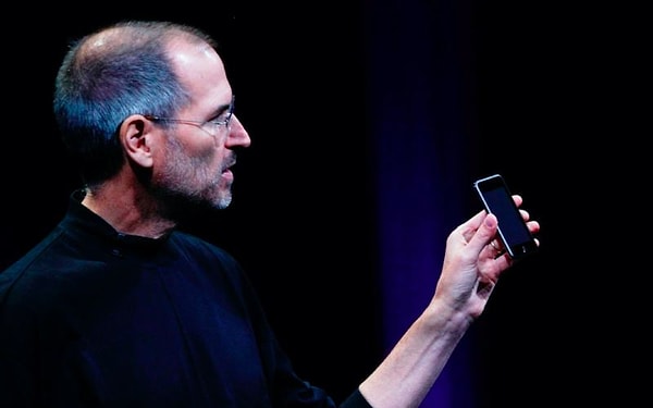 2. Почему продукция Apple начинается с буквы "i"?