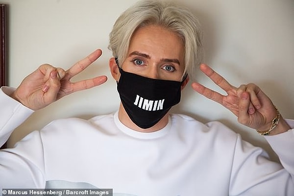 Однако это вовсе не испугало парня, он уже запланировал операцию по пересадке кожи, которая позволит его глазам принять еще более миндалевидную форму.