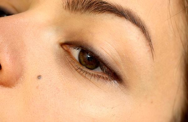 İnce veya sadece farla yapılan eyeliner ile de benzer bir görüntü elde etmek mümkün.