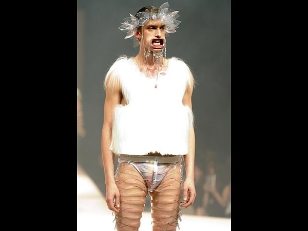 7. Автор намекает, что в комплекте с этим костюмом идет данная непонятная штука на зубах. Так надо