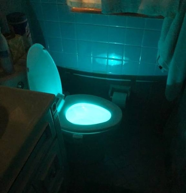 6. Вам никогда не приходило в голову сделать унитаз с подсветкой? А вот кому-то пришло