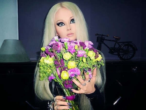 7. Девушка на фото кукла или человек?