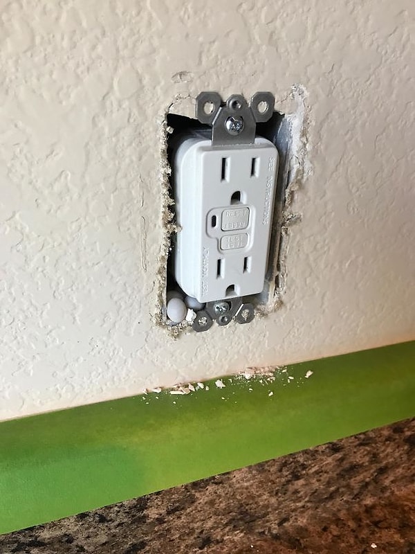 7. "Я нашел яйца ящерицы в моей стене".