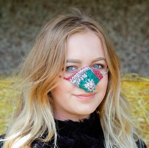 Салли шутит: «В один прекрасный день это вы будете выглядеть белой вороной с красным носом, в то время как все остальные будут носить такие носогрелки».