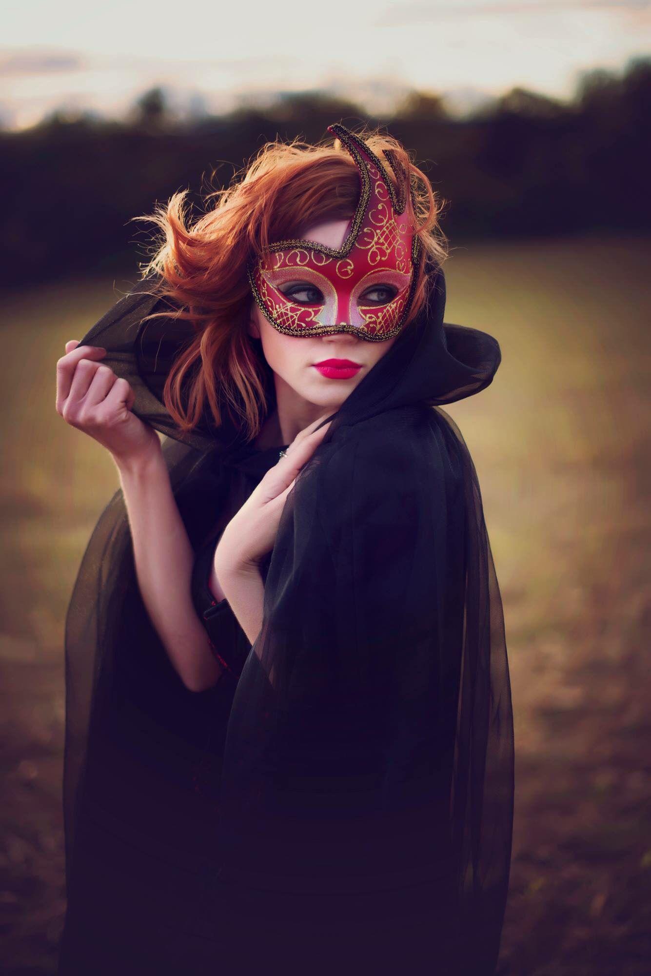 Девушка в маске с рыжими волосами
