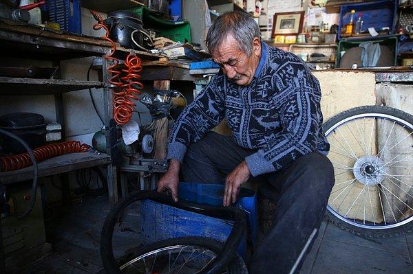 13. Kayseri'de küçük bir dükkanda 35 yıldır bisiklet tamirciliği yapan 70 yaşındaki Duran Karahançer, çocuk müşterilerinden ücret almıyor. Onların sevincini her şeyin üstünde tutuyor.