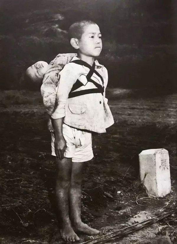 9. Nagazaki atom bombası saldırısında hayatını kaybeden kardeşinin cesedini sırtında taşıyan çocuk.