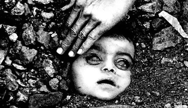 12. Bhopal'daki gaz sızıntısında ölen çocuk.
