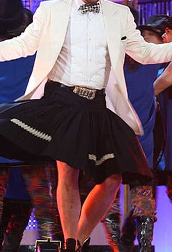 2. Узнаете этого артиста?