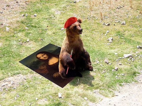 14. А этот «художник» из Суоми стал известен после того, как были проданы его картины. Мишка не использует кисти, а рисует лапами и попой