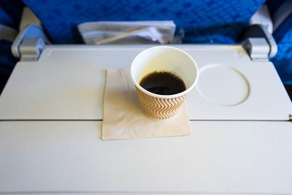 6. "Pilotunuz konuşuyor. Kahveyi içmeyin. Kahve uçakta tuvalet temizliği yapılan su sisteminin yanından gelen su ile yapılıyor. Su sistemi ise genellikle E Koli testinden geçemiyor."