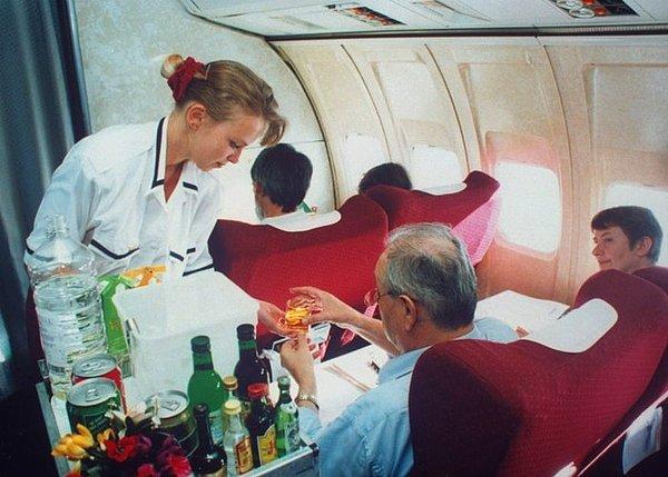 20. "Uçakta ikram etmesi en zor içecek diyet kola, çünkü diğer tüm gazlı içeceklerden daha çok köpürüyor."
