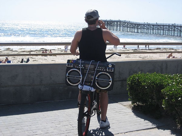 1. Слушать музыку без наушников в общественных местах