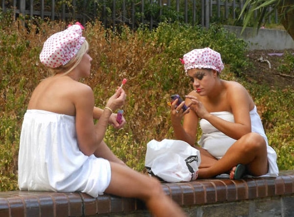 7. Постоянно проверять телефон посреди разговора