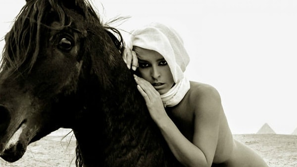 7. Но модели опять повезло: они с фотографом отделались простым предупреждением.