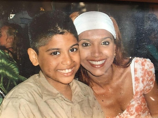 Когда Шимми Мунши покупает алкоголь, ее просят показать паспорт.