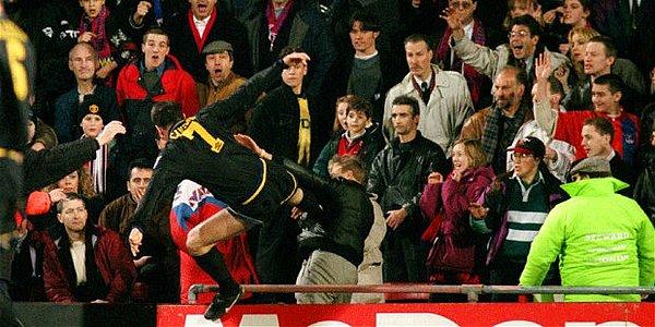 Cantona'nın başarılarının yanında kariyerine damga vuran bir diğer şey 94-95 sezonundaki "Kung Fu Olayı" olacaktı hiç şüphesiz.