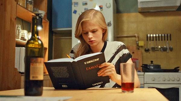 6. Это Александра Бортич, но из какого сериала ее героиня по имени Лена?