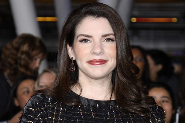 8. Наверное, она написала самую знаменитую любовную историю между человеком и вампиром. Припоминаете ее имя?