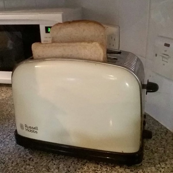 5. Если ваш тостер широкий, а хлеб, наоборот, высокий, поставьте ломтики хлеба боком!